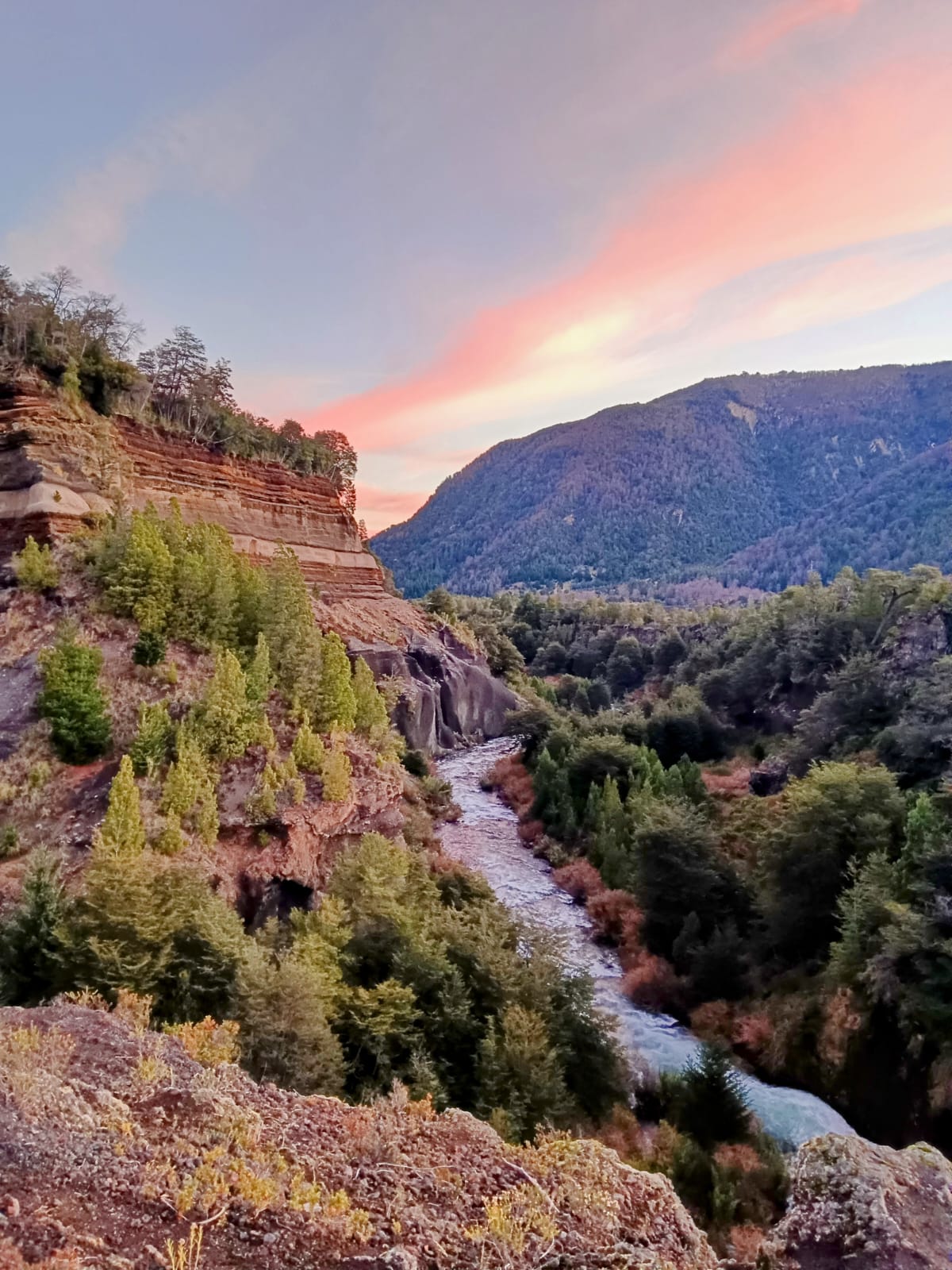 cañon en el  parque nacional conguillio en época de otoño invierno.
            .